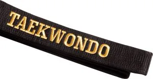 Ceinture de budo en optique brillante avec boîte (avec broderie) « TAEKWONDO »